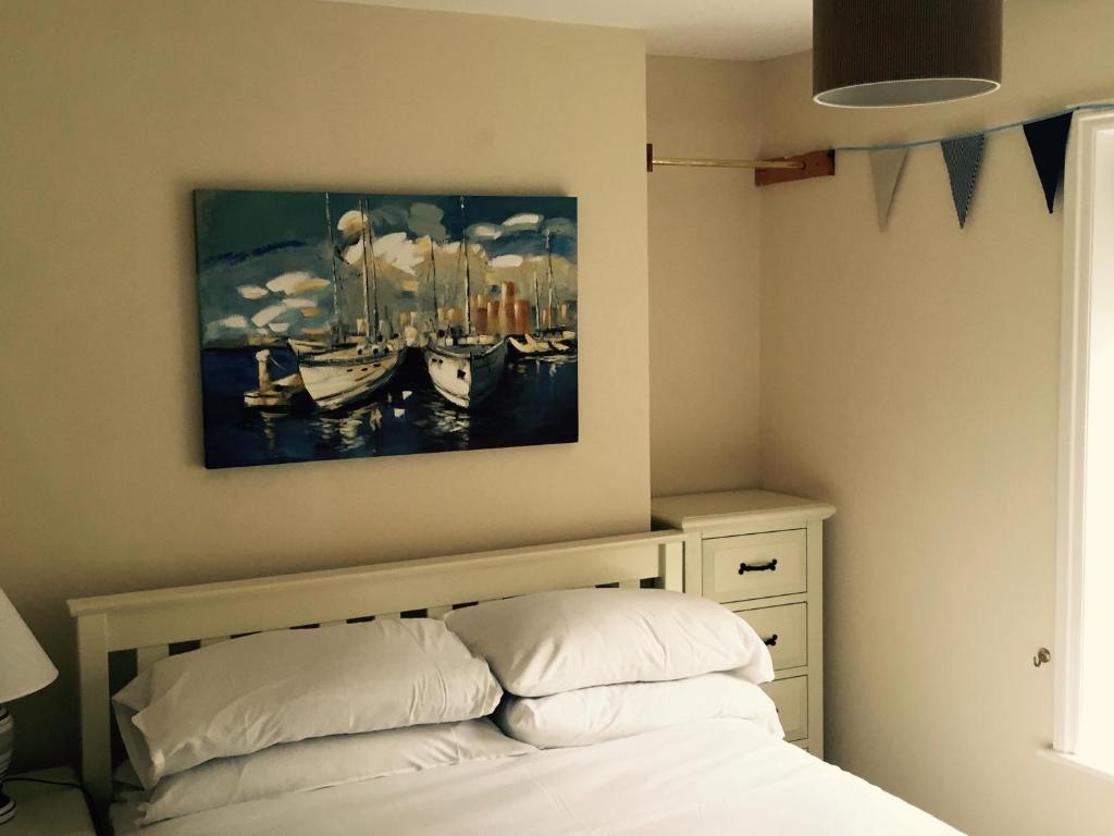 A bed or beds in a room at Pier Inn Cottage 