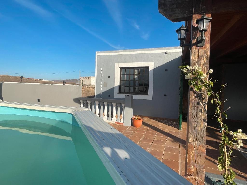 a villa with a swimming pool and a house at Las Catalinas in Gran Tarajal