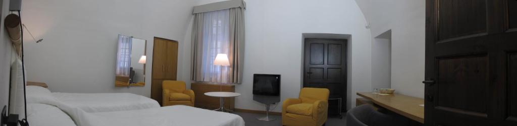 Łóżko lub łóżka w pokoju w obiekcie Hotel Cavour Et Des Officiers