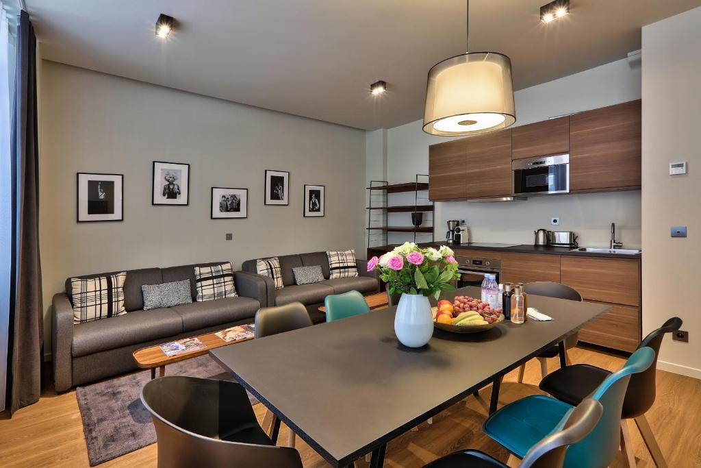 une salle à manger et un salon avec une table et des chaises dans l'établissement 138 - Urban Beautiful Duplex in Saint Germain, à Paris