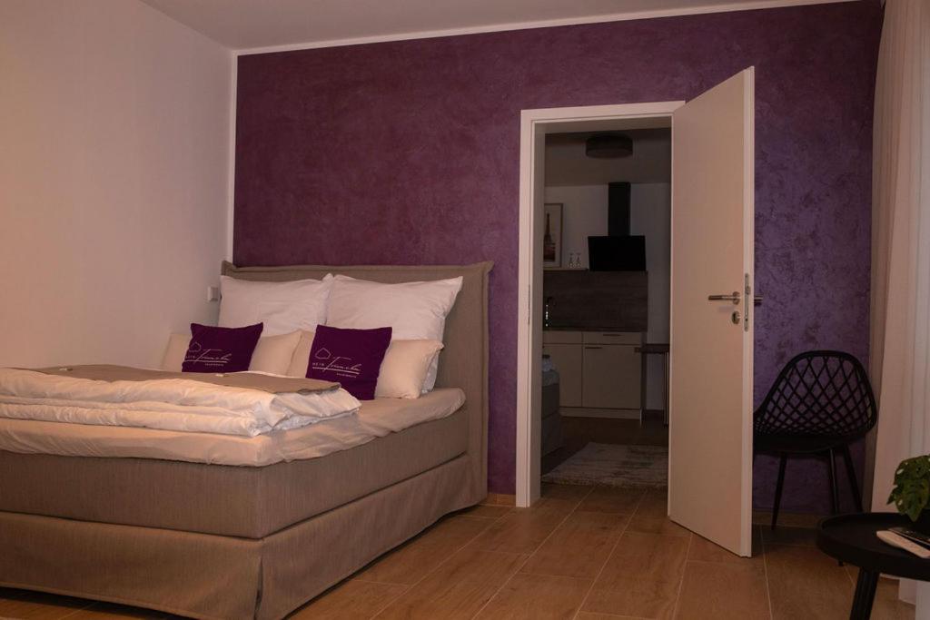 Postel nebo postele na pokoji v ubytování Mein Träumchen Apartements- 3 Lila stillvoll und zentral für bis zu 4 Personen