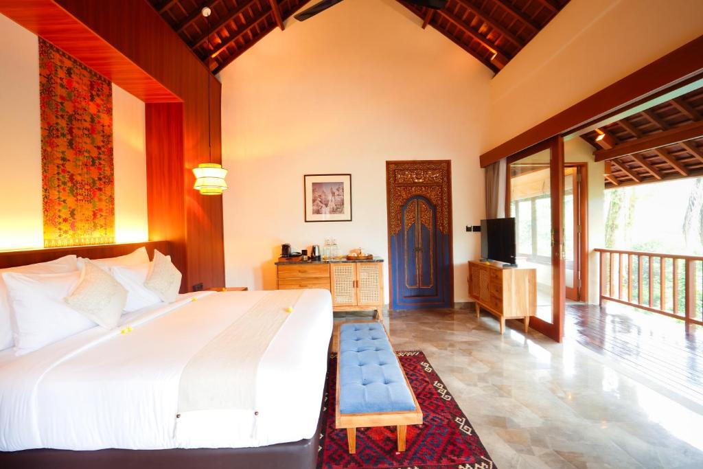 Postel nebo postele na pokoji v ubytování The Allure Ubud Villas
