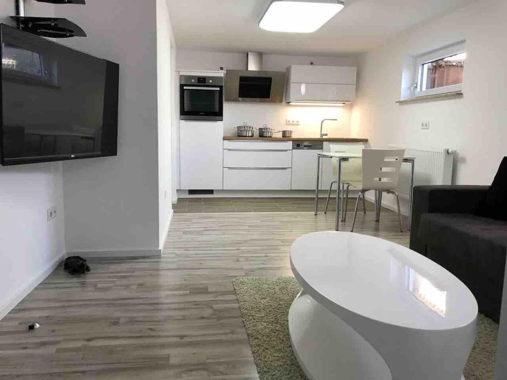 ein Wohnzimmer mit Sofa und Tisch in der Unterkunft small&fine in Stockach
