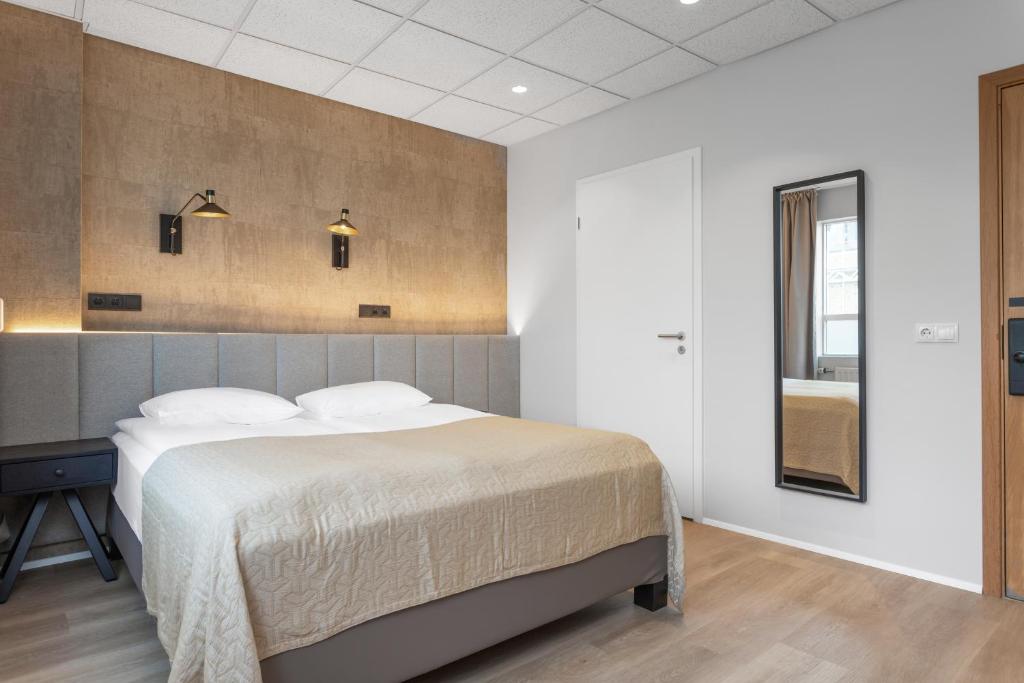 Postel nebo postele na pokoji v ubytování Alva Hotel Brautarholt