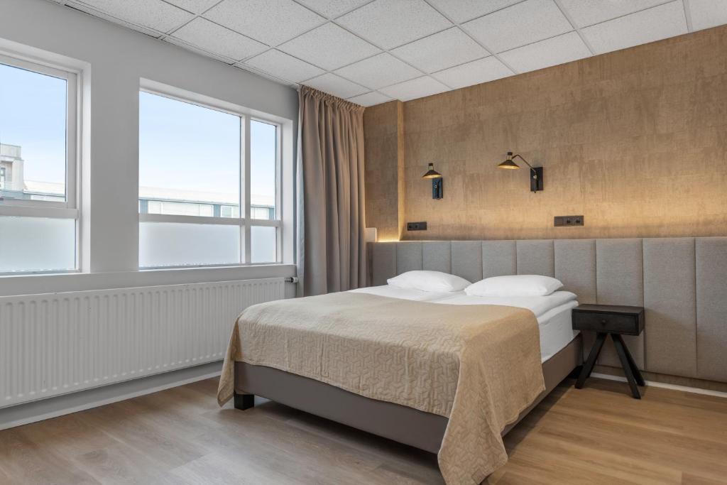 Postel nebo postele na pokoji v ubytování Alva Hotel Brautarholt