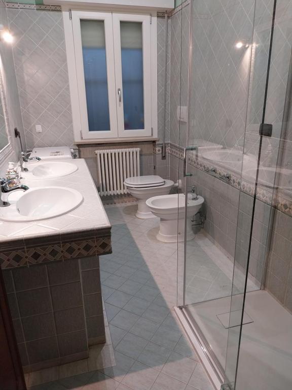 A bathroom at Kevin House