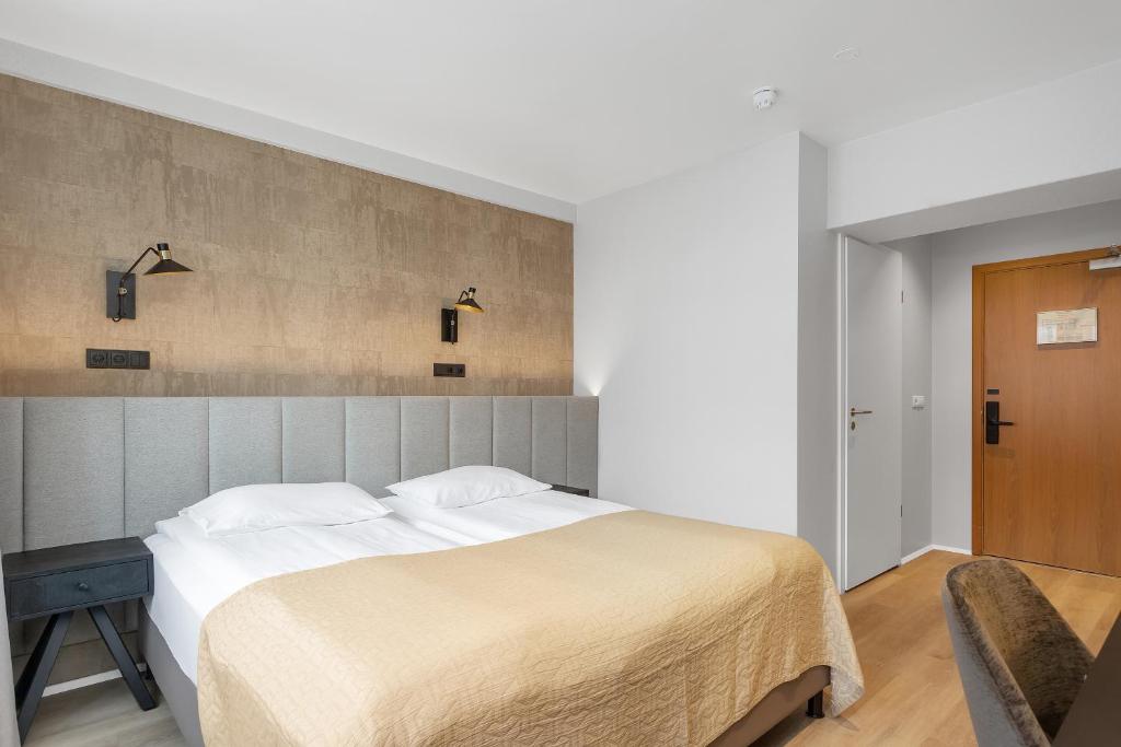 Postel nebo postele na pokoji v ubytování Alva Hotel Brautarholt
