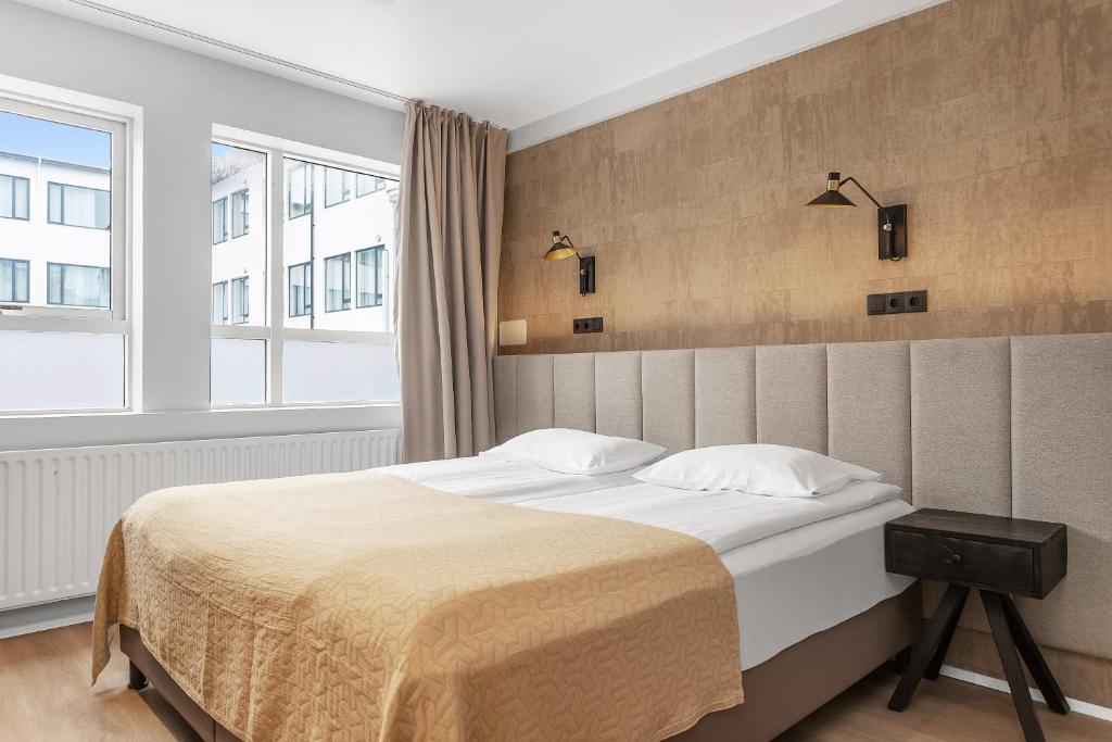 Postel nebo postele na pokoji v ubytování Alva Hotel Brautarholt