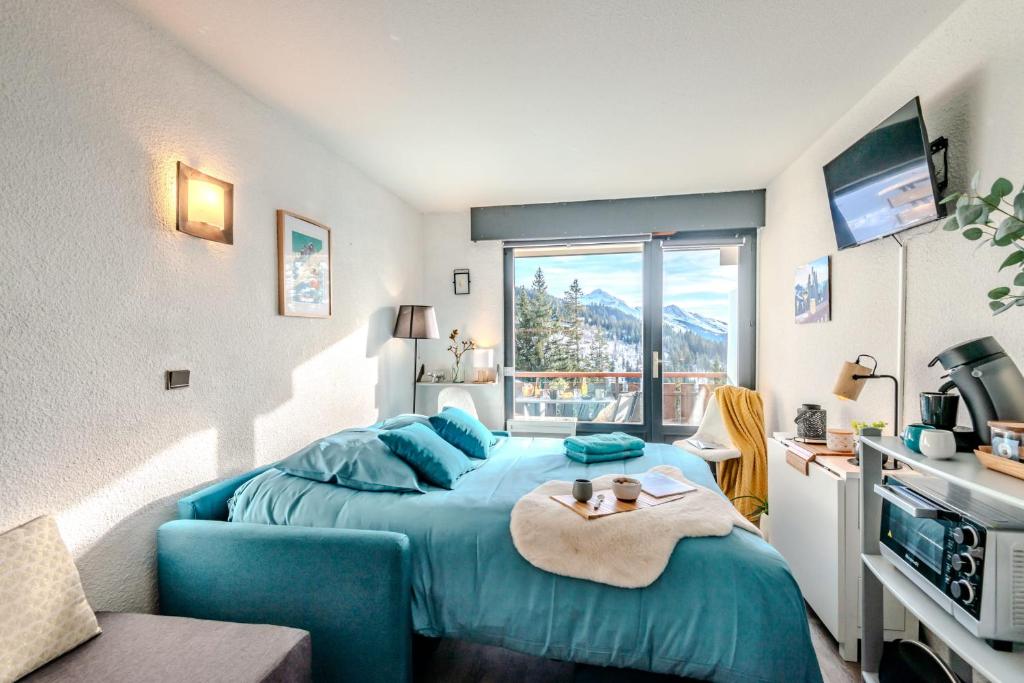 Μια τηλεόραση ή/και κέντρο ψυχαγωγίας στο Slow Chalet Maison des Bois 2min walk from slopes Nordic Alpine skiing