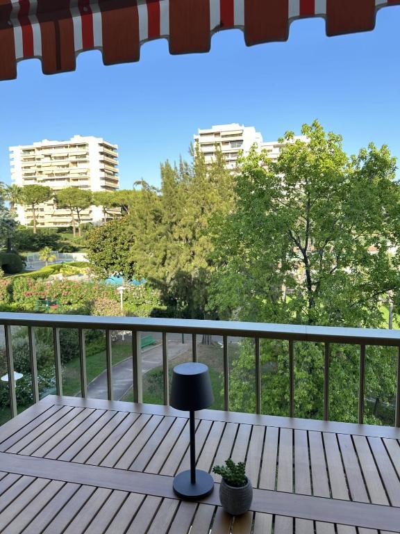 une lampe assise sur une table sur un balcon dans l'établissement Cozy flat with pool and balcony, à Antibes