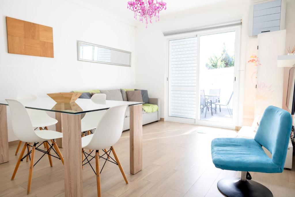 Una cocina y un comedor con mesa y sillas. en Casa da Praceta, en Ponta Delgada