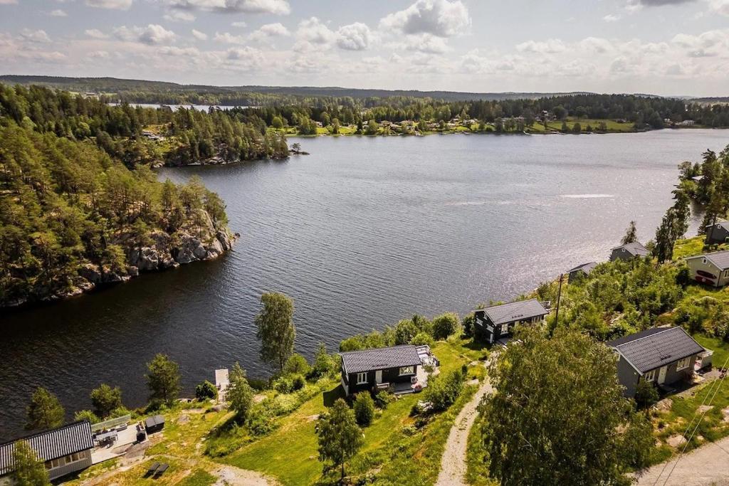 Φωτογραφία από το άλμπουμ του Victoria lakefront cabin in Lyseren Strandpark σε Omberg