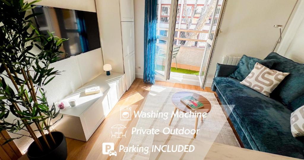 un salon avec un canapé et une télévision dans l'établissement AC - Private Parking - Balcony - View of the Remparts!, à Avignon