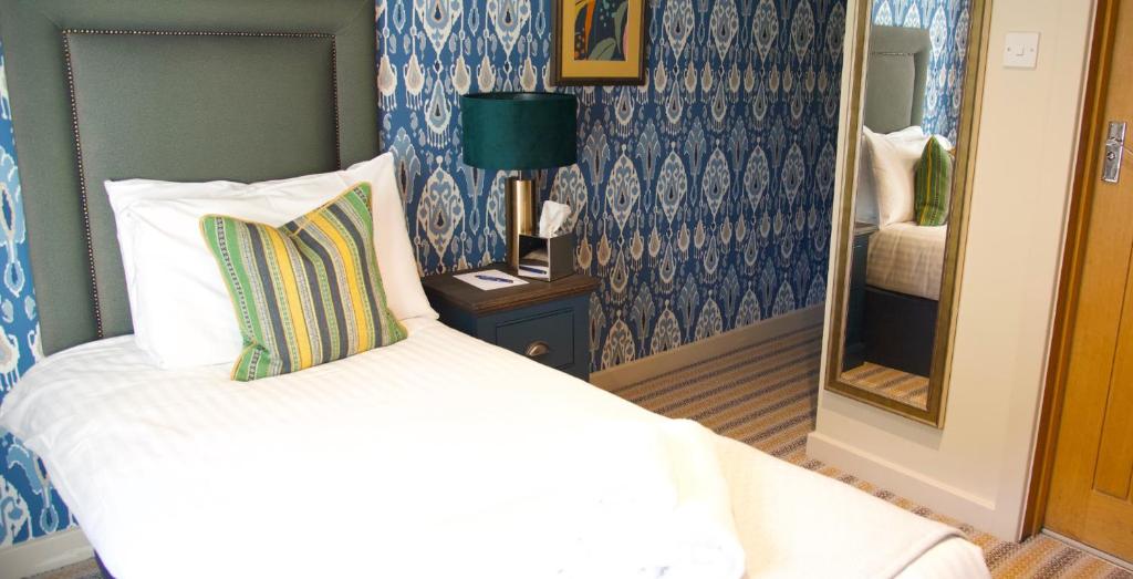 Кровать или кровати в номере Great Hallingbury Manor & Lodges London Stansted