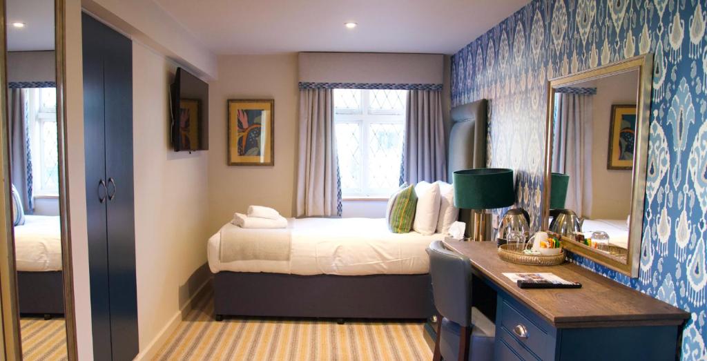 Кровать или кровати в номере Great Hallingbury Manor & Lodges London Stansted