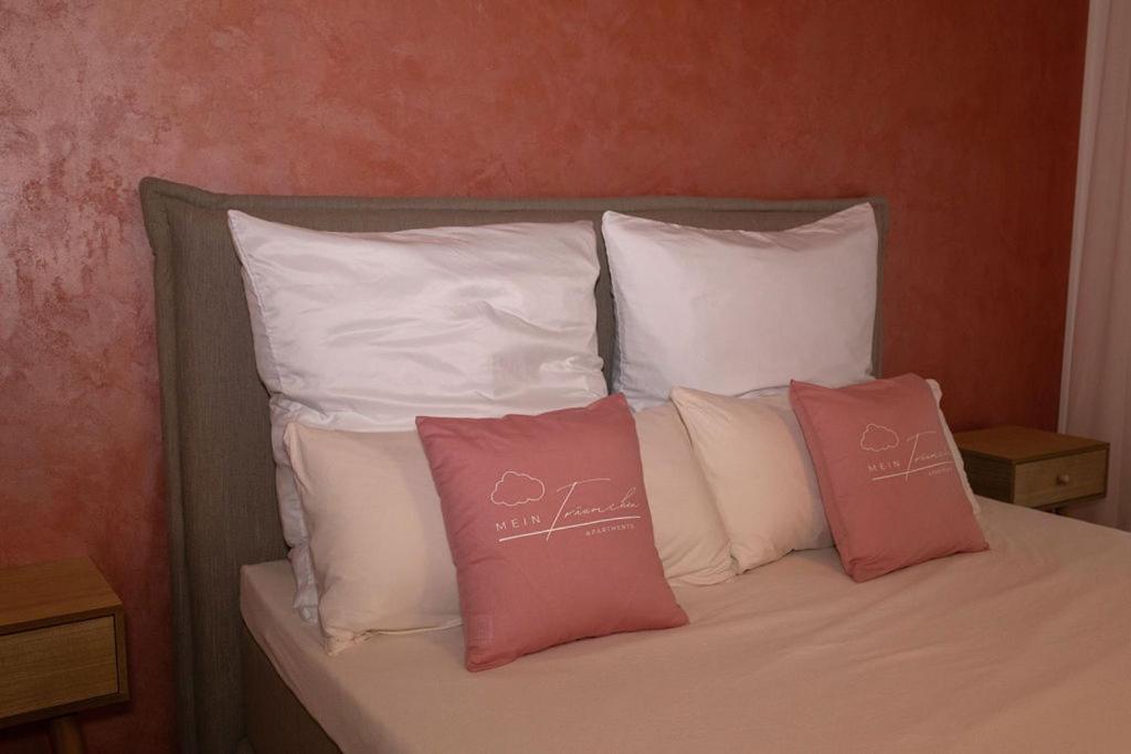 Postel nebo postele na pokoji v ubytování Mein Träumchen Apartements- 7 Rose stillvoll und zentral übernachten