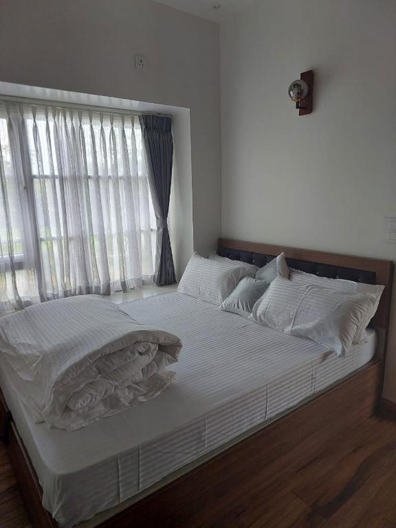 Postel nebo postele na pokoji v ubytování Shaiva Urban Retreat