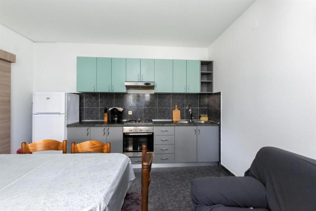 Kuchyň nebo kuchyňský kout v ubytování Beachfront Apartments Lopar (4419)