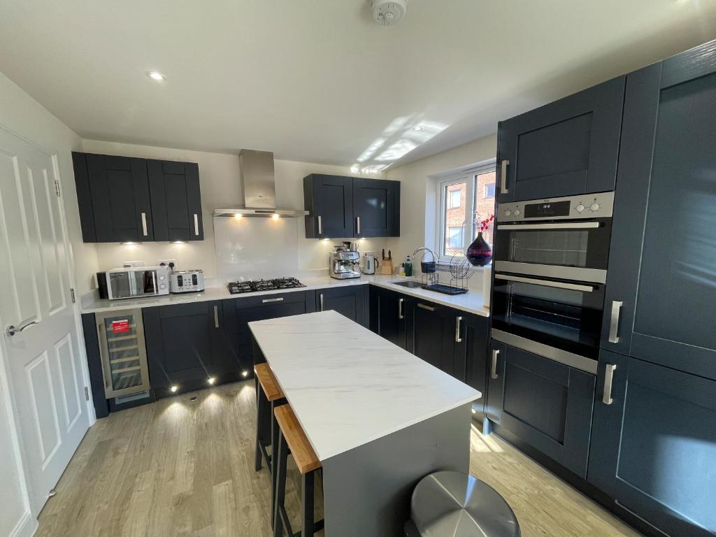 Kuchyň nebo kuchyňský kout v ubytování Brand new prestigious 5 bed house near science park - Cambridge Homehost