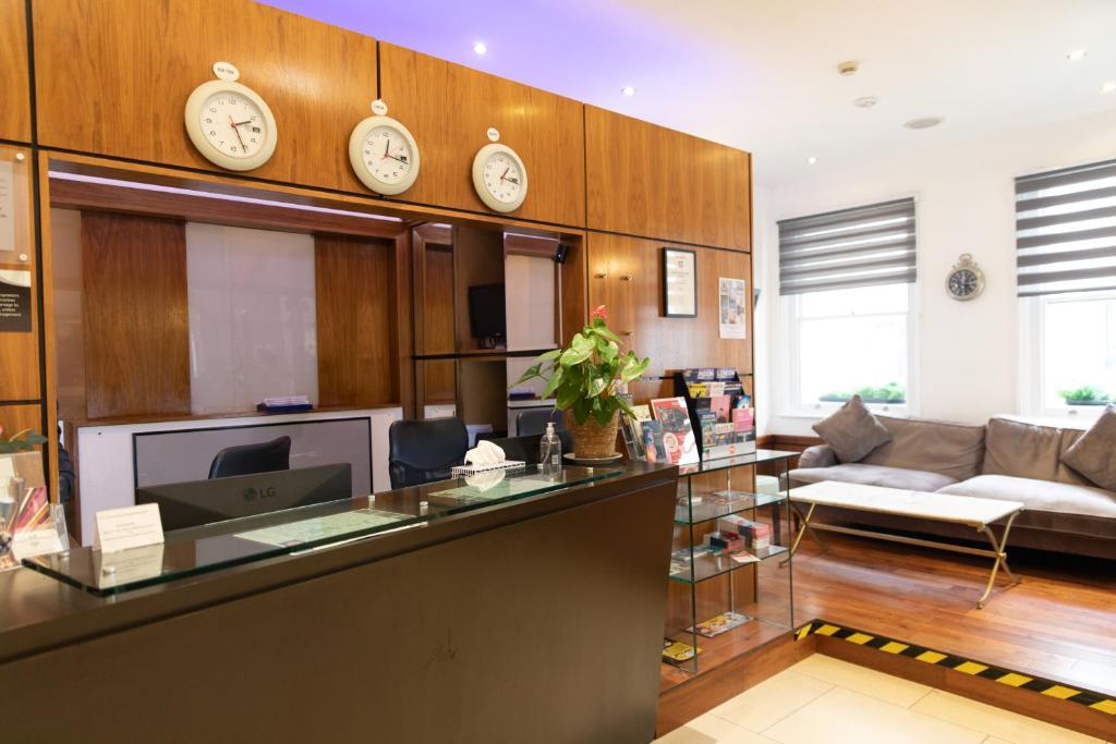 
Family Room (5 Adults)
