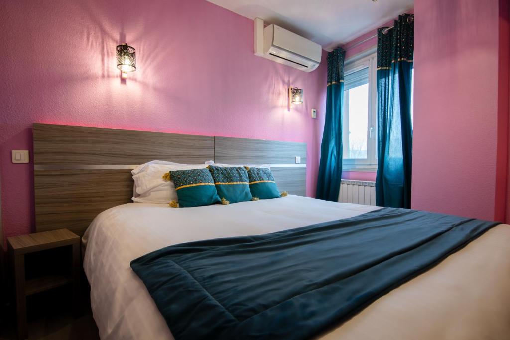 Postel nebo postele na pokoji v ubytování Logis Hôtel Centrotel et Spa Bulles d'Allier