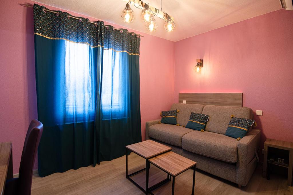 Posezení v ubytování Logis Hôtel Centrotel et Spa Bulles d'Allier
