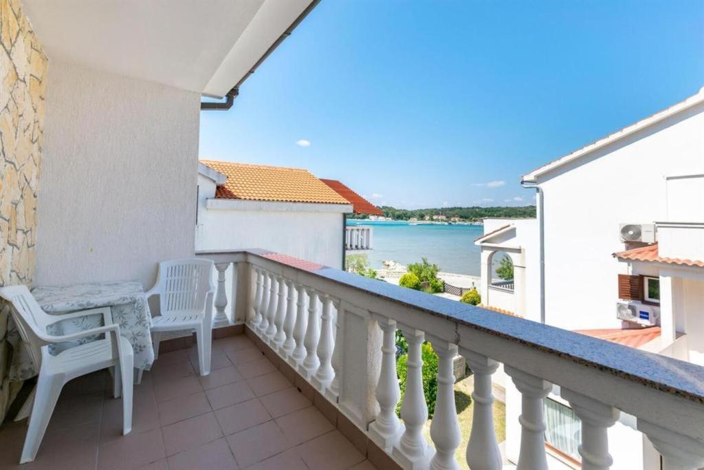 Balkón nebo terasa v ubytování Beachfront Apartments Lopar (4419)