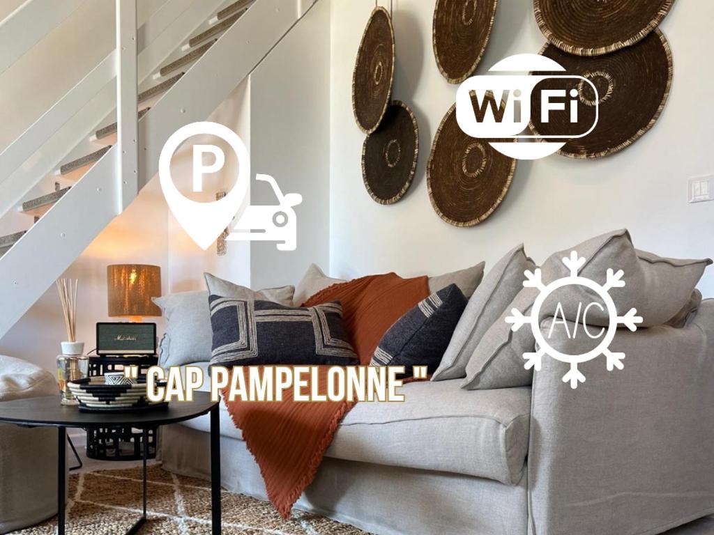 un salon avec un canapé gris et une table dans l'établissement Cap pampelonne, à Saint-Tropez