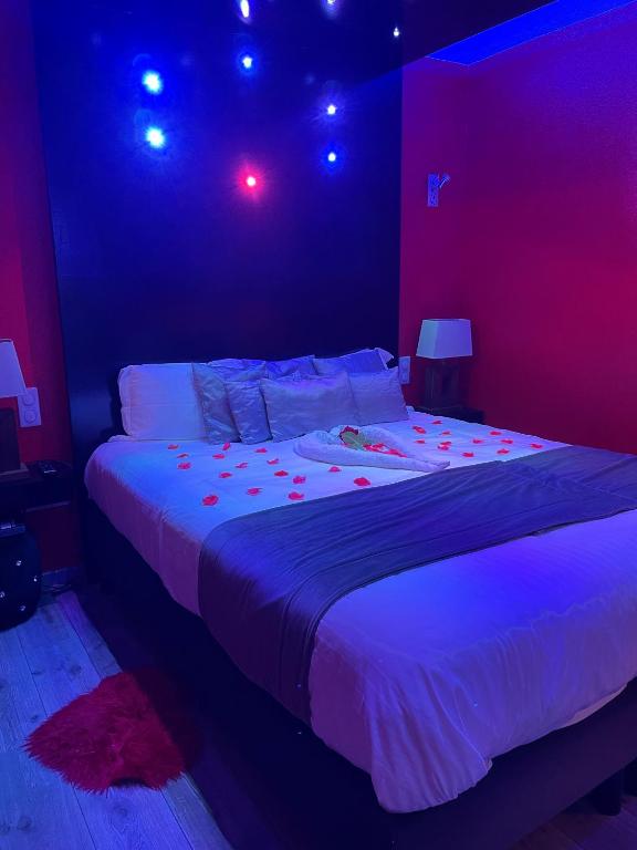 Postel nebo postele na pokoji v ubytování Logis Hôtel Centrotel et Spa Bulles d'Allier