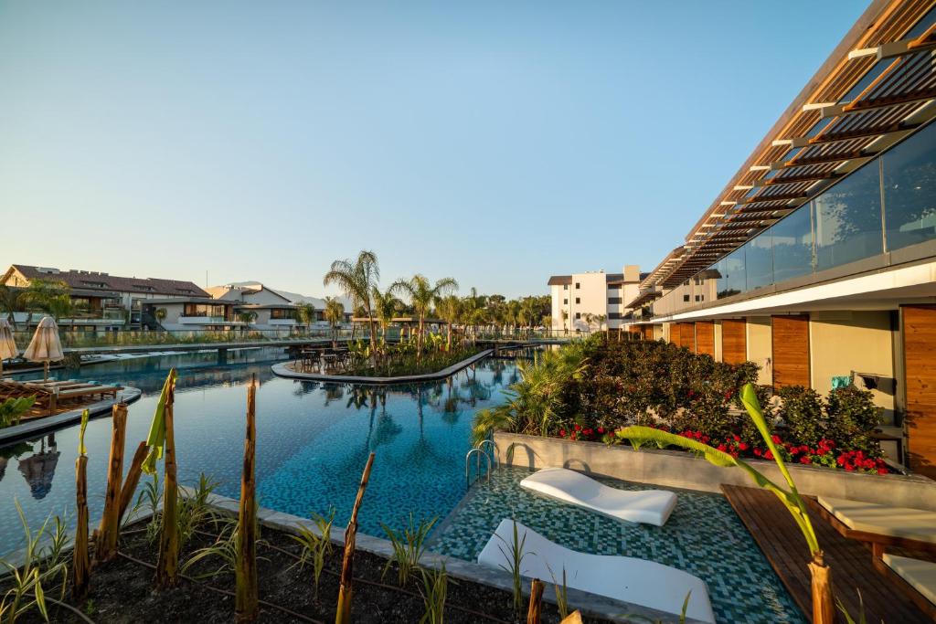 Bazén v ubytování Akra Fethiye The Residence Tui Blue Sensatori - Ultra All Inclusive - Adults Only nebo v jeho okolí