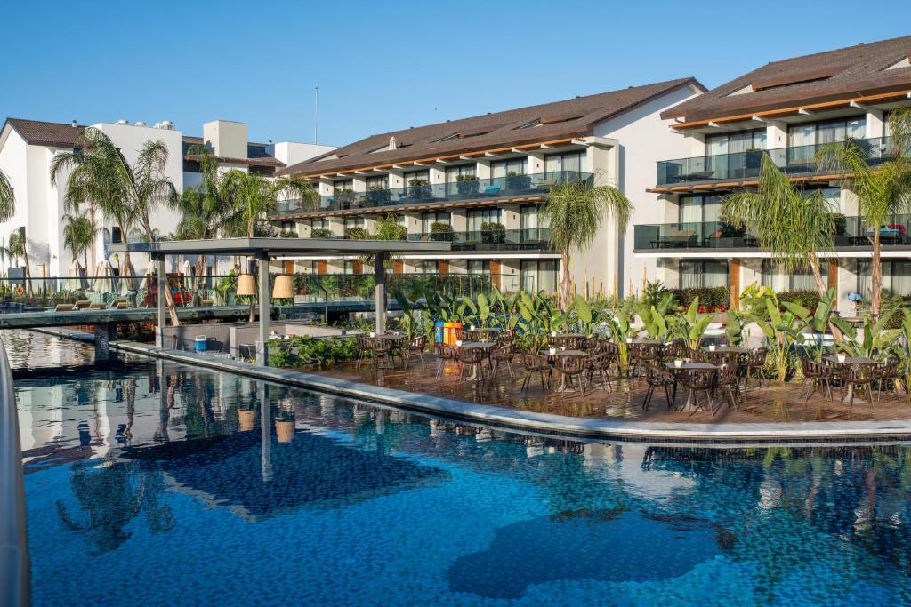 Bazén v ubytování Akra Fethiye The Residence Tui Blue Sensatori - Ultra All Inclusive - Adults Only nebo v jeho okolí
