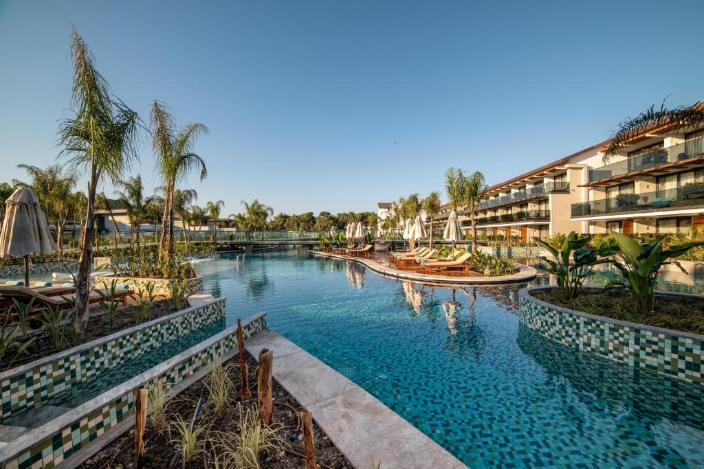 Bazén v ubytování Akra Fethiye The Residence Tui Blue Sensatori - Ultra All Inclusive - Adults Only nebo v jeho okolí