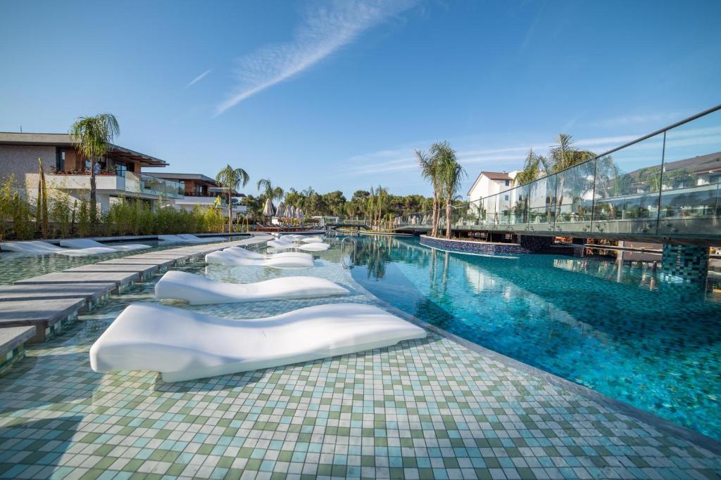 Bazén v ubytování Akra Fethiye The Residence Tui Blue Sensatori - Ultra All Inclusive - Adults Only nebo v jeho okolí
