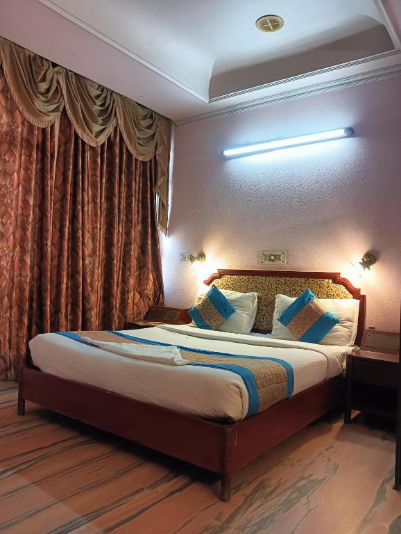 Postel nebo postele na pokoji v ubytování Hotel Classic Inn Near Gaffar Market