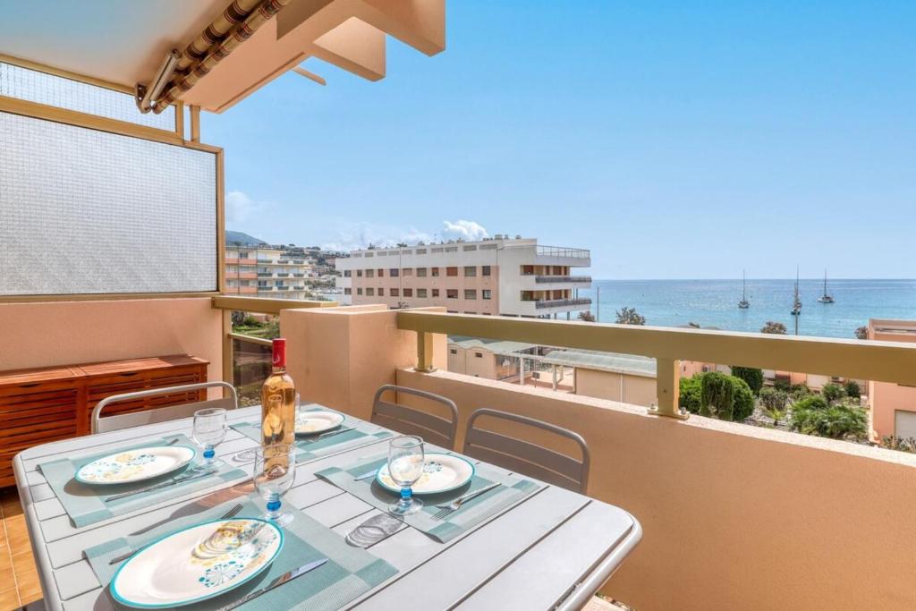 - une table sur un balcon avec vue sur l'océan dans l'établissement Exceptional sea view in Lavandou, au Lavandou