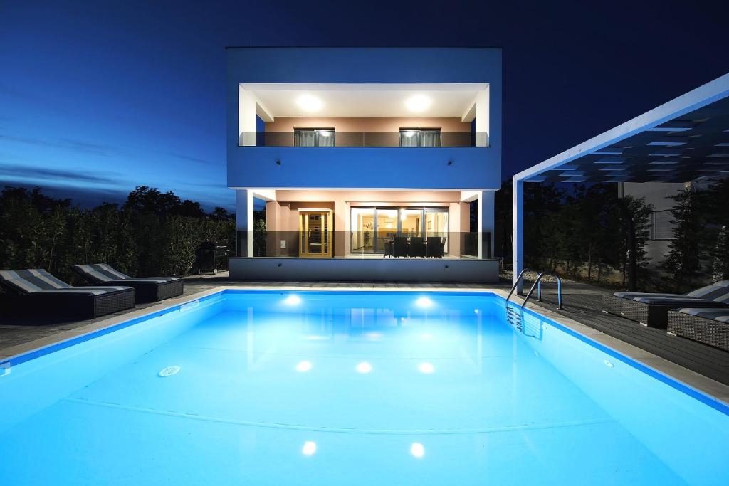 Hồ bơi trong/gần Villa Angelina