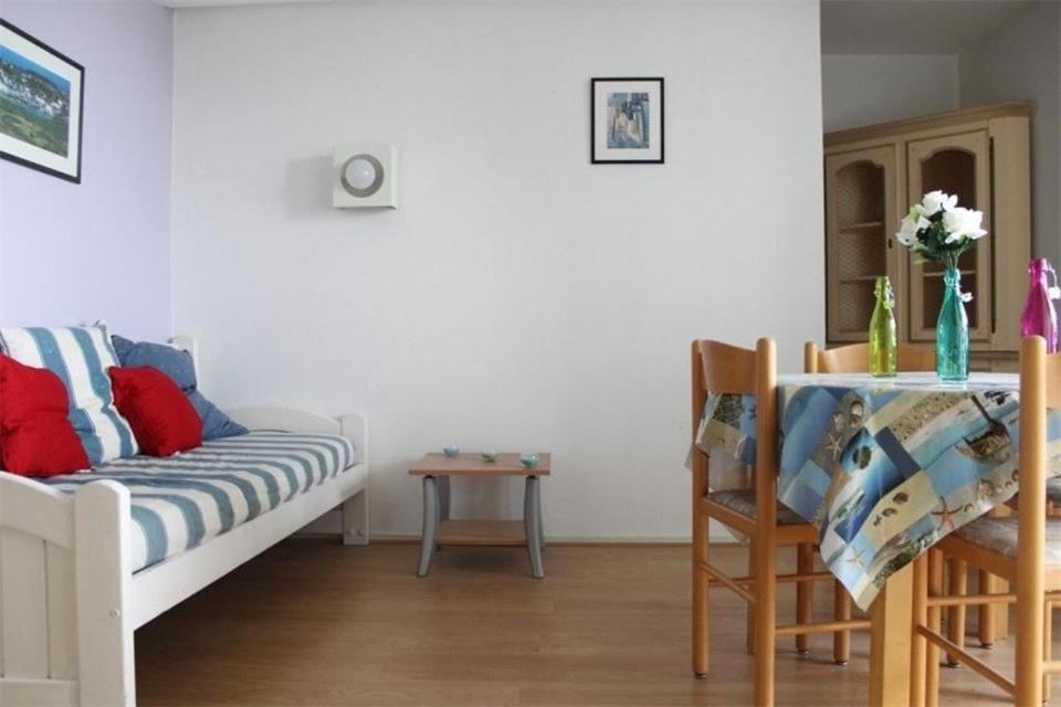 un salon avec un canapé et une table dans l'établissement Appt 2 pièces cabine LA ROCHELLE - LR120-307, à La Rochelle