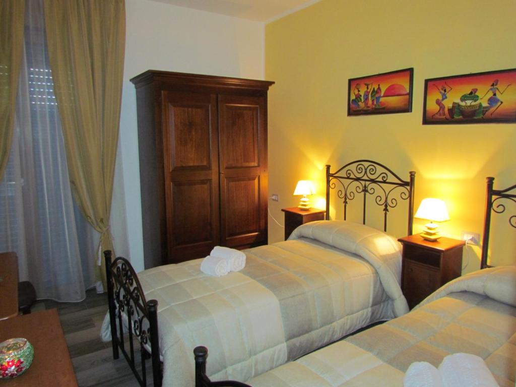 ガリポリにあるB&B Eco Dal Mareのホテルルーム ベッド2台&ランプ2つ付