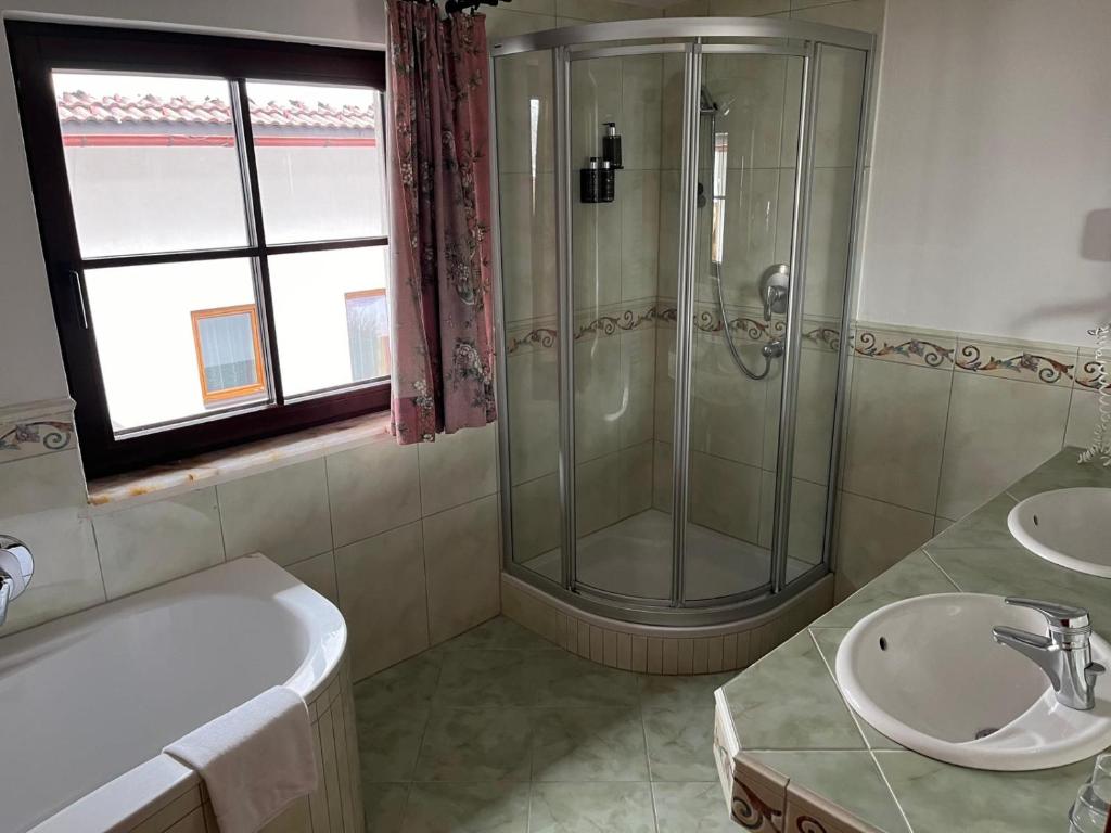 Koupelna v ubytování Tieflehner Hof Pitztalhaus Hotel