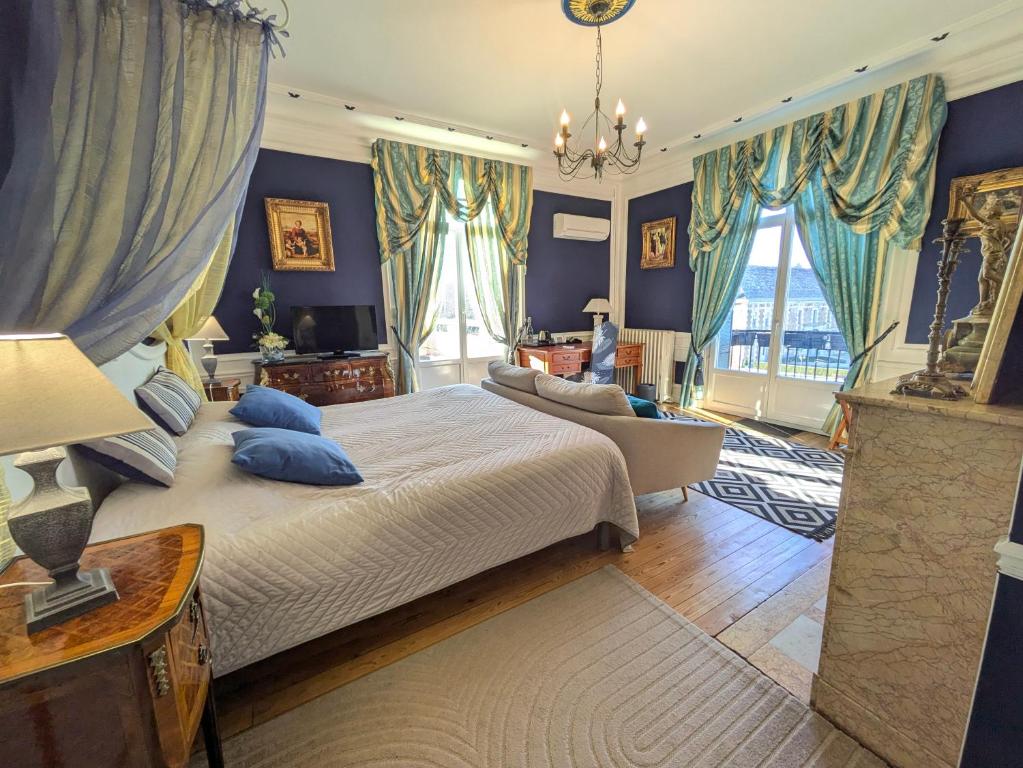Postel nebo postele na pokoji v ubytování Chateau de Quesmy