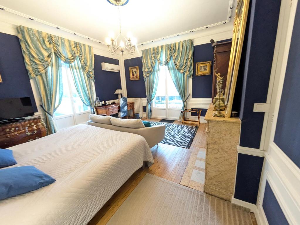 TV a/nebo společenská místnost v ubytování Chateau de Quesmy