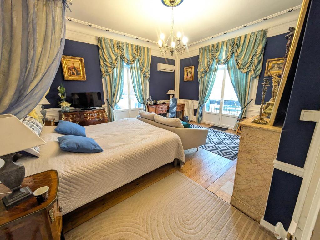 Postel nebo postele na pokoji v ubytování Chateau de Quesmy