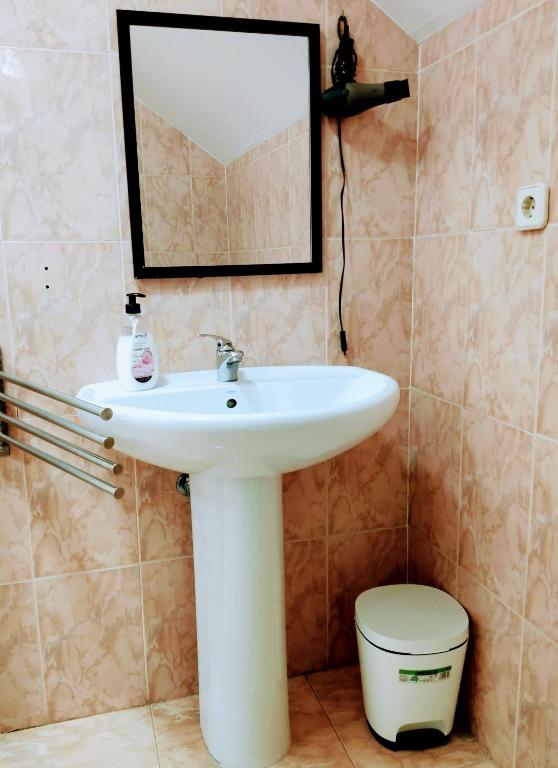 a bathroom with a sink and a toilet at habitación BARAJAS in Madrid