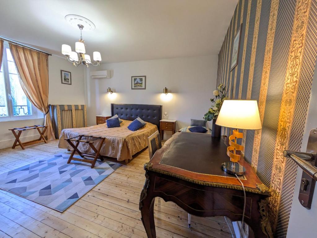 Postel nebo postele na pokoji v ubytování Chateau de Quesmy