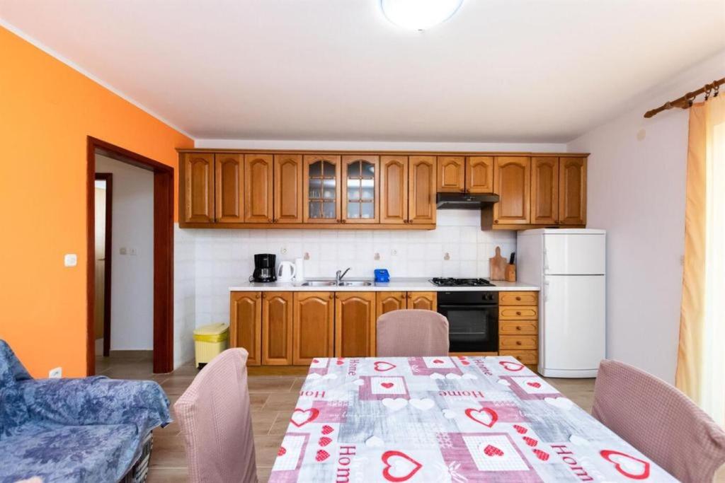 Kuchyň nebo kuchyňský kout v ubytování Beachfront Apartments Lopar (4419)