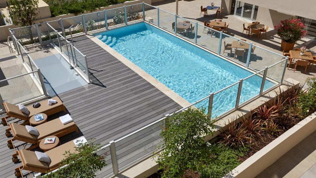 une vue aérienne d'une piscine dans un immeuble dans l'établissement Zenitude Hôtel Résidences Nice, à Nice