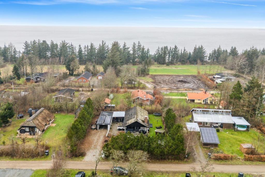 eine Luftaufnahme eines Dorfes mit Häusern und Bäumen in der Unterkunft Feriehus 1102 in Ulfborg