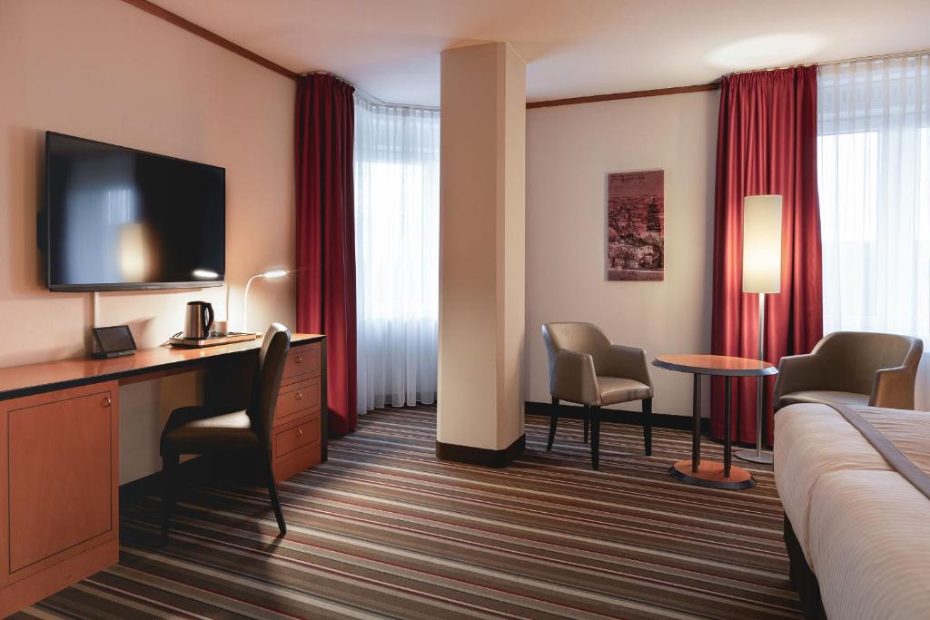 Televiisor ja/või meelelahutuskeskus majutusasutuses Leonardo Hotel Weimar