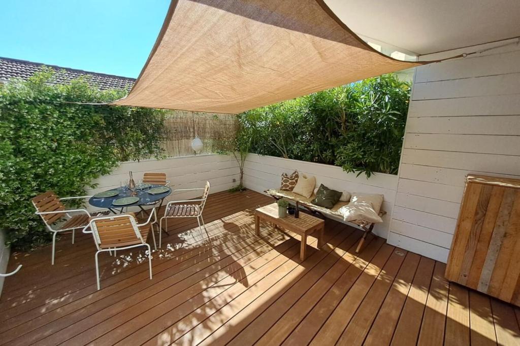 Photo de la galerie de l'établissement T2 with terrace in La Fossette, au Lavandou