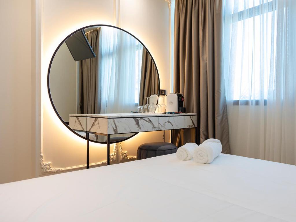 Postel nebo postele na pokoji v ubytování Adore Boutique Hotel